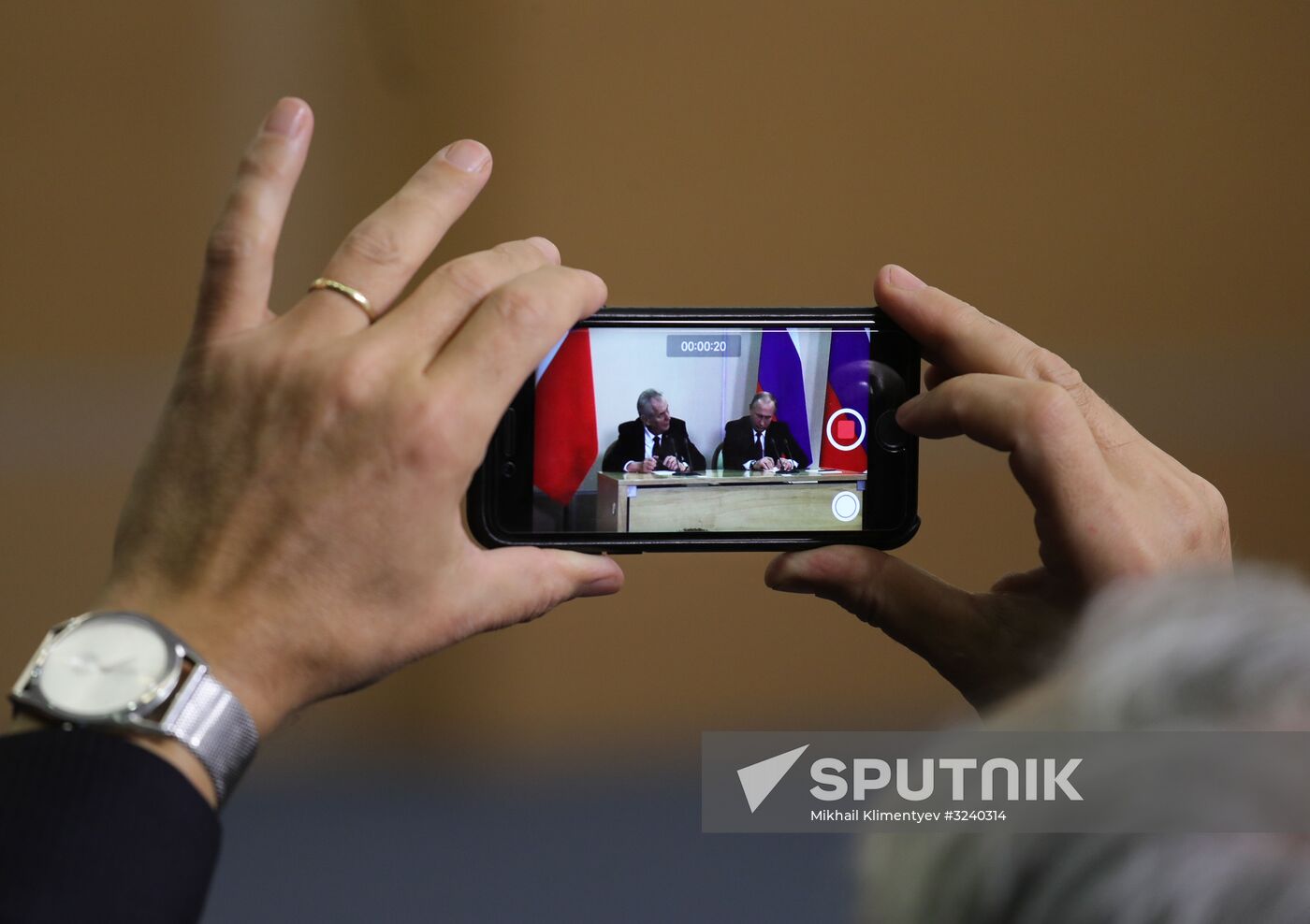 November 21, 2017. A journalist shoots a news conference following talks between President Vladimir Putin and President of the Czech Republic Milos Zeman. Location: Russia, Krasnodar region, Sochi. Author: Mikhail Klimentyev/Sputnik. President Vladimir Putin meets with Czech Republic President Milos Zeman
