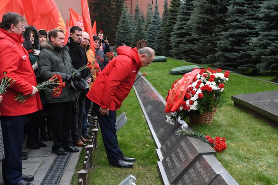 Laying flowers at two mass graves near Kremlin Wall