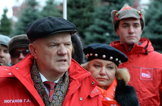 Laying flowers at two mass graves near Kremlin Wall