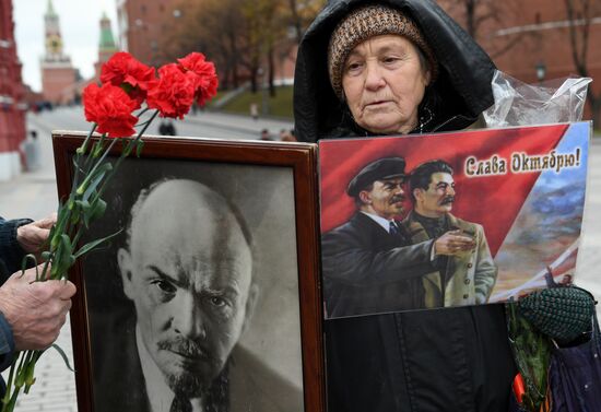 Laying flowers at two mass graves near Kremlin Wall