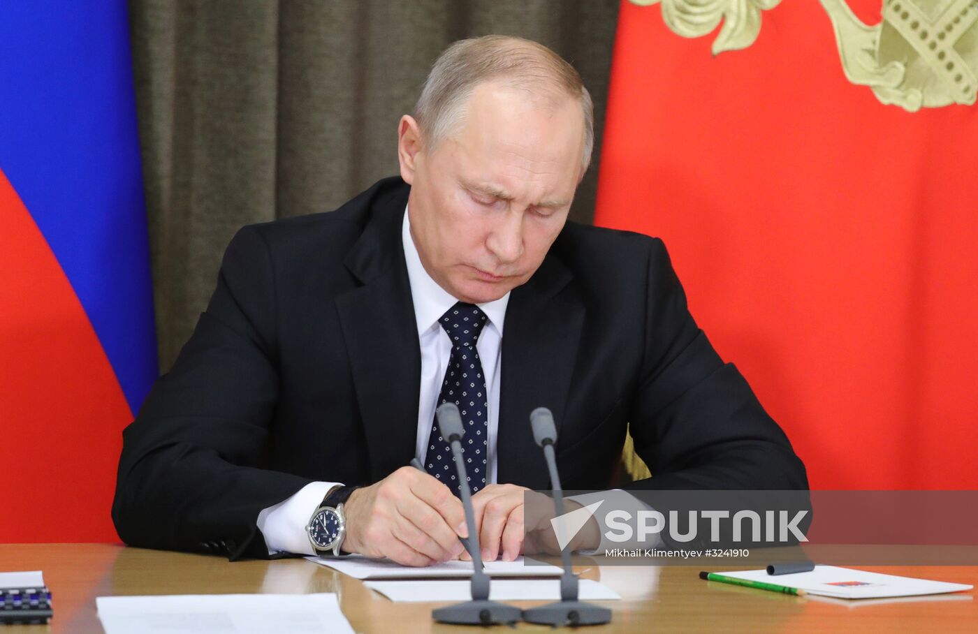 President Putin chairs meeting on army modernization