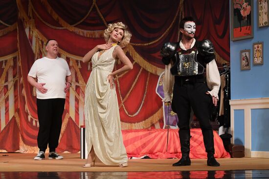 "High Wire Act" premieres at a Moscow theater