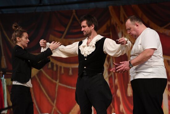 "High Wire Act" premieres at a Moscow theater