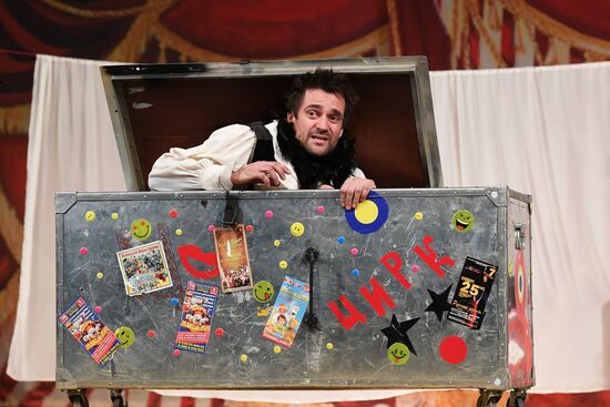 "High Wire Act" premieres at a Moscow theater