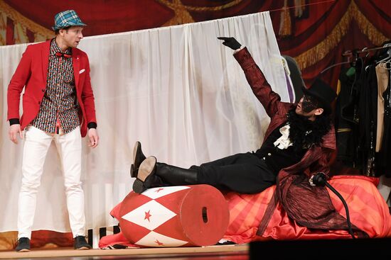 "High Wire Act" premieres at a Moscow theater