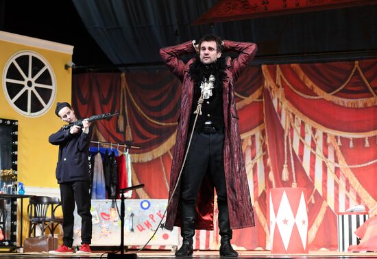 "High Wire Act" premieres at a Moscow theater