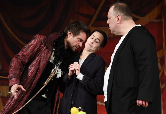 "High Wire Act" premieres at a Moscow theater