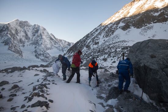 Campaign for cleaning up foot of Belukha Mountain