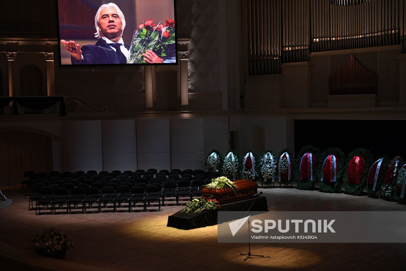 Opera singer Dmitri Hvorostovsky lies in repose
