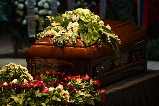 Opera singer Dmitri Hvorostovsky lies in repose