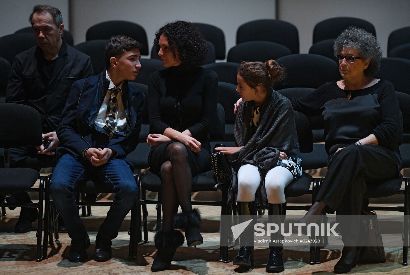 Opera singer Dmitri Hvorostovsky lies in repose