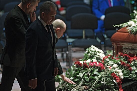 Opera singer Dmitri Hvorostovsky lies in repose