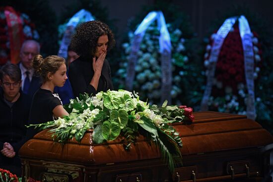 Opera singer Dmitri Hvorostovsky lies in repose