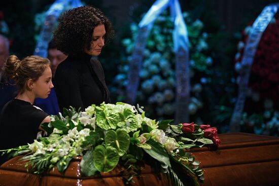 Opera singer Dmitri Hvorostovsky lies in repose