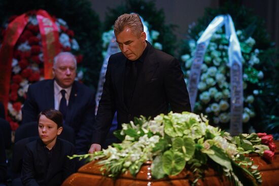 Opera singer Dmitri Hvorostovsky lies in repose