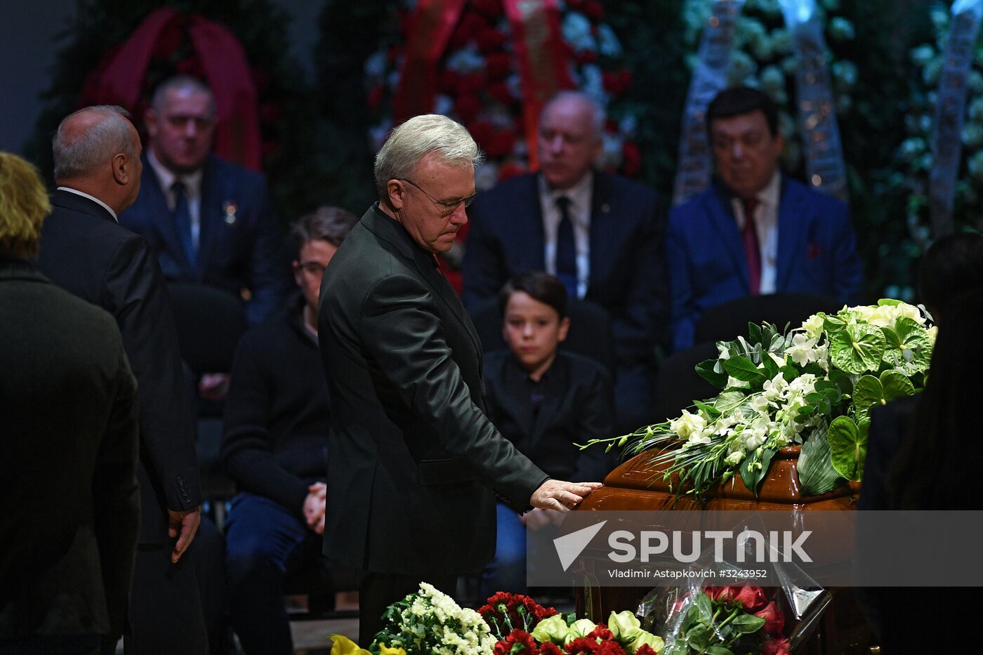 Opera singer Dmitri Hvorostovsky lies in repose