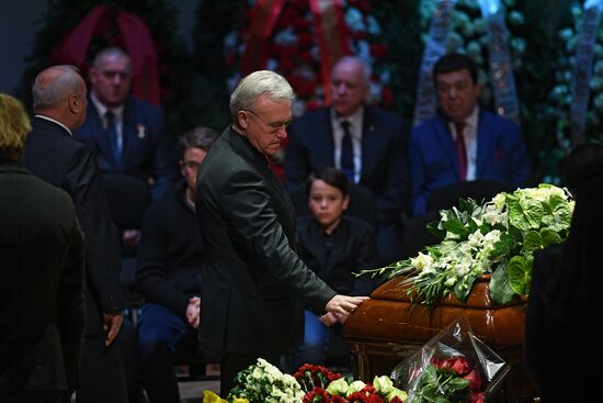 Opera singer Dmitri Hvorostovsky lies in repose
