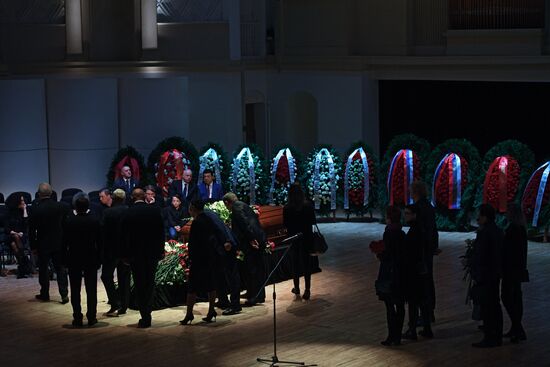 Opera singer Dmitri Hvorostovsky lies in repose