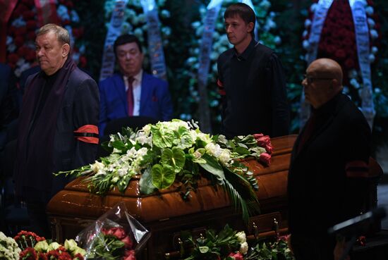Opera singer Dmitri Hvorostovsky lies in repose