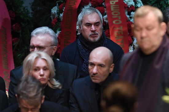 Opera singer Dmitri Hvorostovsky lies in repose