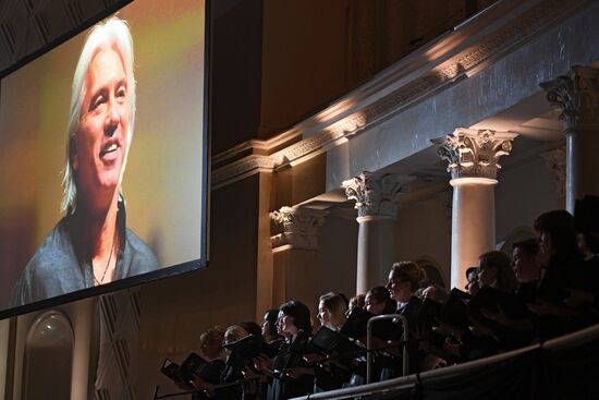 Opera singer Dmitri Hvorostovsky lies in repose