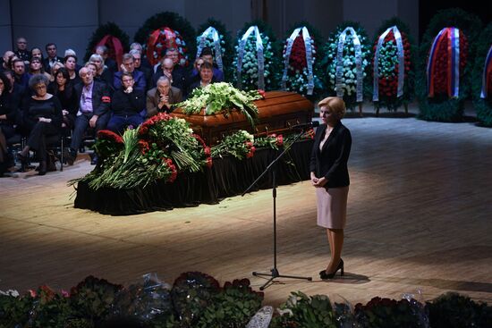 Opera singer Dmitri Hvorostovsky lies in repose