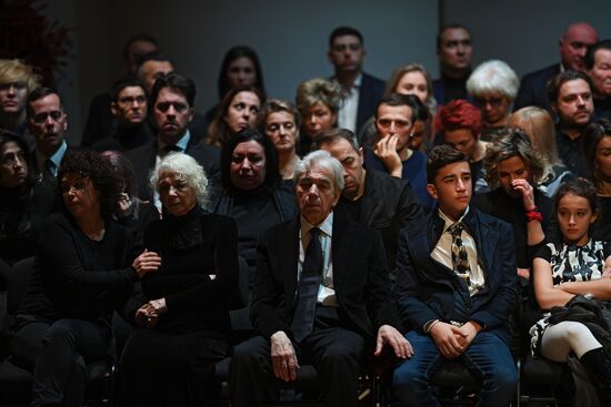 Opera singer Dmitri Hvorostovsky lies in repose