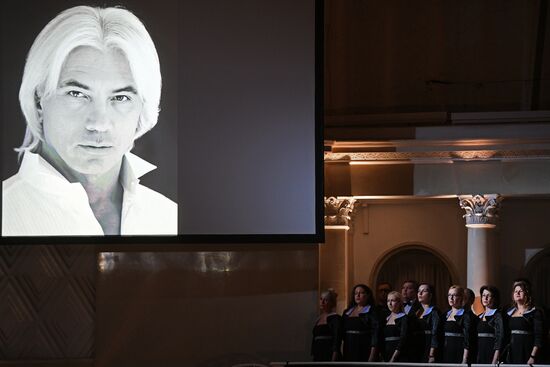 Opera singer Dmitri Hvorostovsky lies in repose