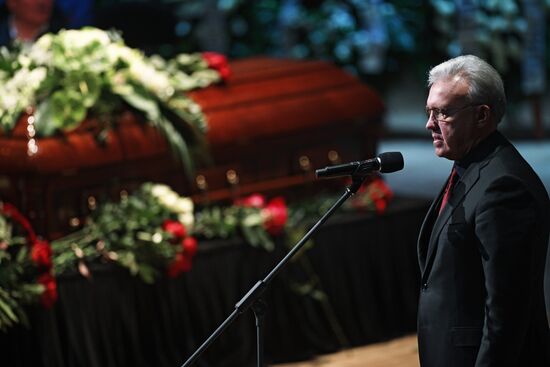 Opera singer Dmitri Hvorostovsky lies in repose