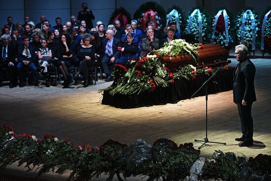 Opera singer Dmitri Hvorostovsky lies in repose