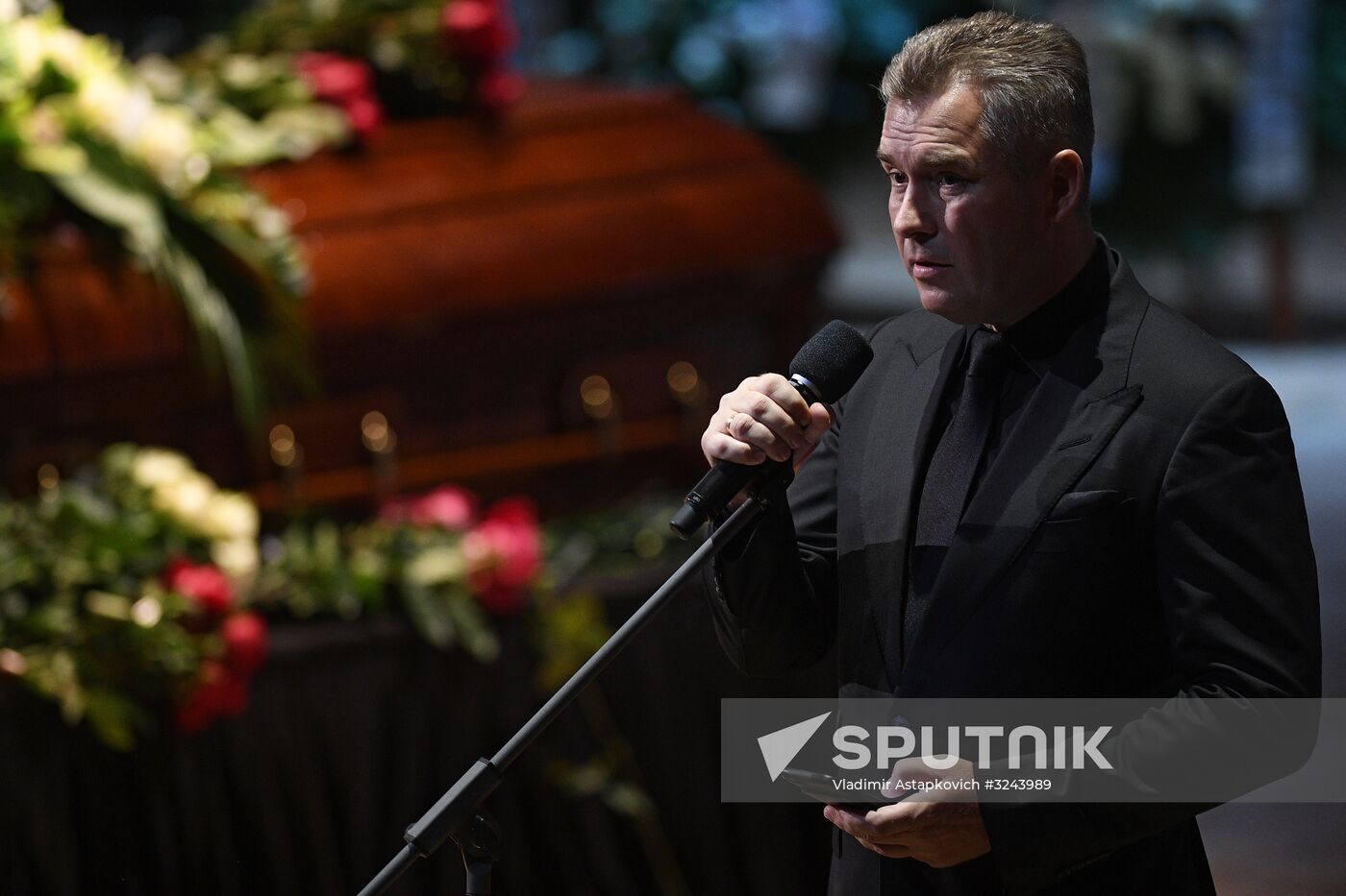 Opera singer Dmitri Hvorostovsky lies in repose