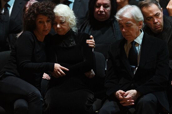 Opera singer Dmitri Hvorostovsky lies in repose