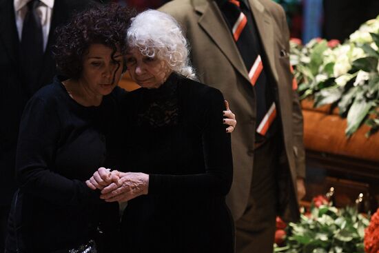 Opera singer Dmitri Hvorostovsky lies in repose