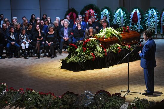 Opera singer Dmitri Hvorostovsky lies in repose