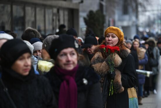 Opera singer Dmitri Hvorostovsky lies in repose