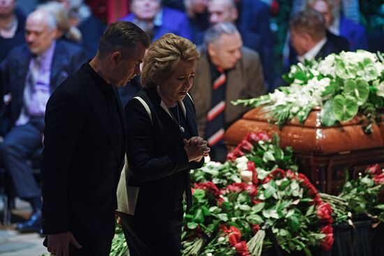 Opera singer Dmitri Hvorostovsky lies in repose
