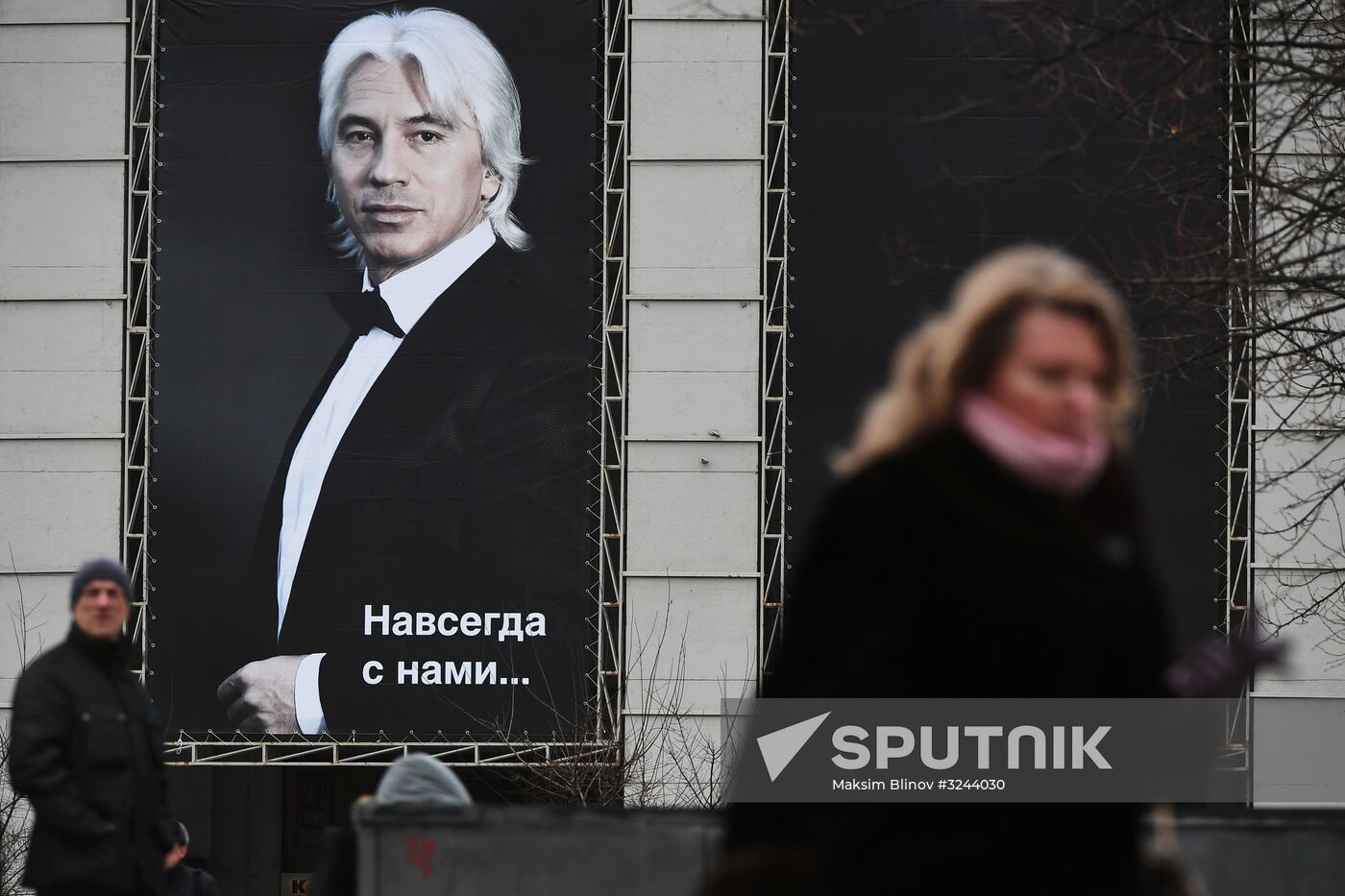 Opera singer Dmitri Hvorostovsky lies in repose