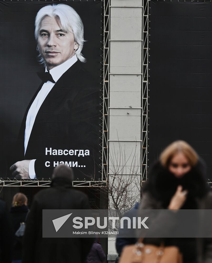 Opera singer Dmitri Hvorostovsky lies in repose