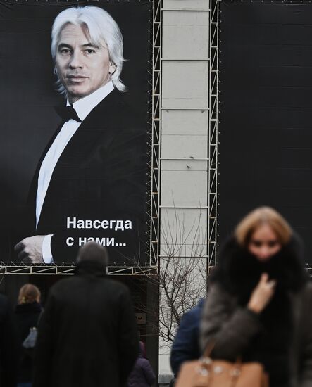 Opera singer Dmitri Hvorostovsky lies in repose