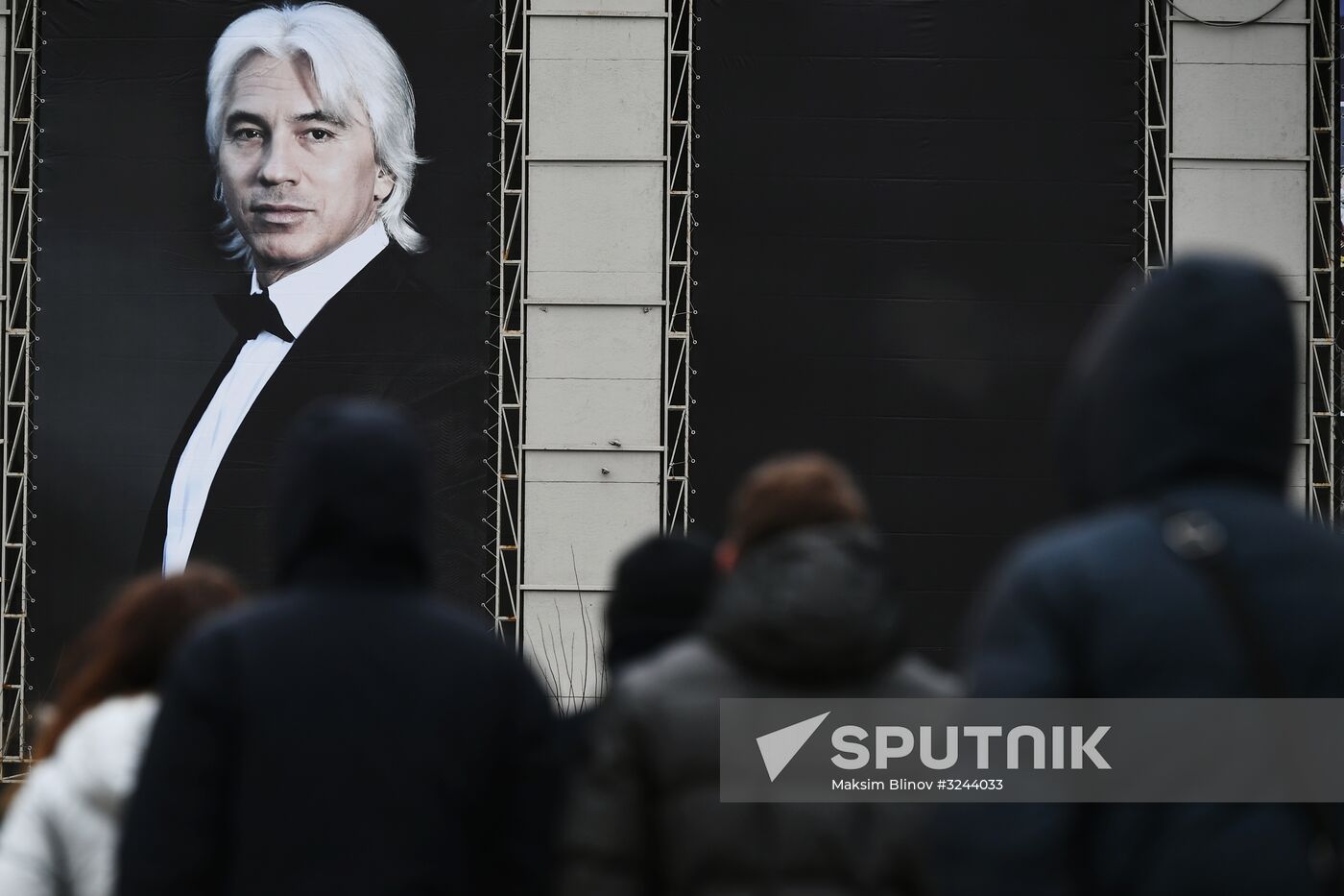 Opera singer Dmitri Hvorostovsky lies in repose