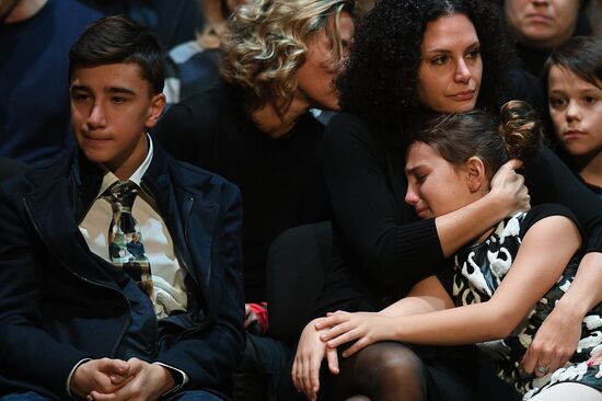 Opera singer Dmitri Hvorostovsky lies in repose