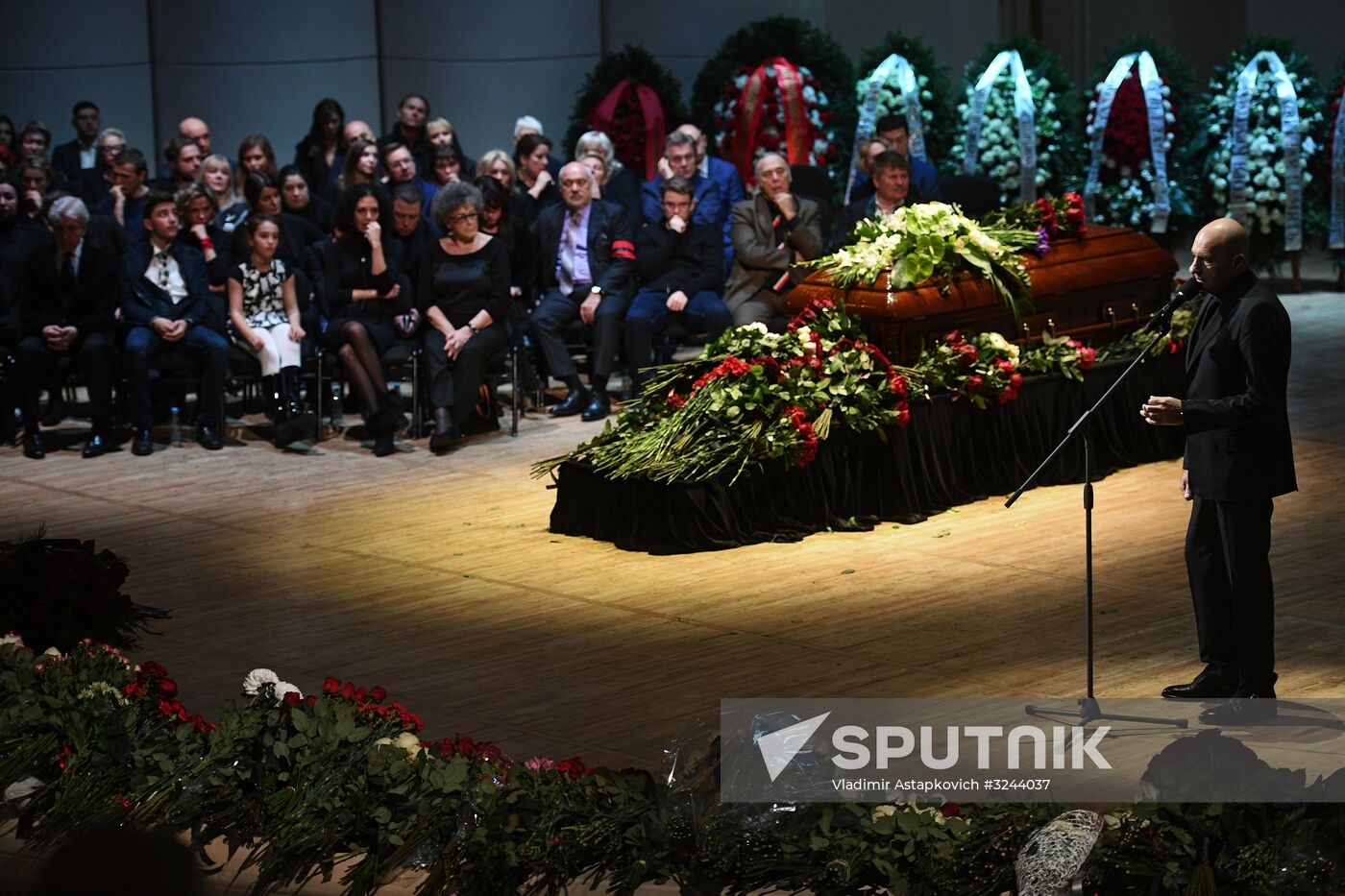 Opera singer Dmitri Hvorostovsky lies in repose