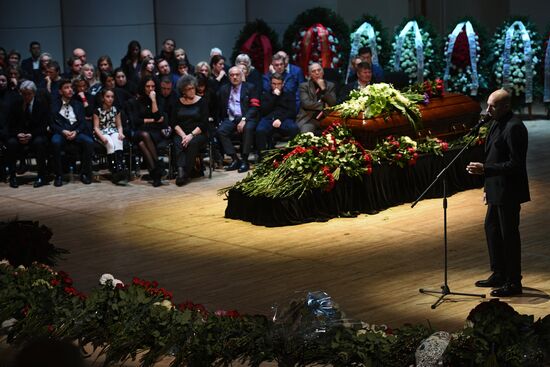 Opera singer Dmitri Hvorostovsky lies in repose