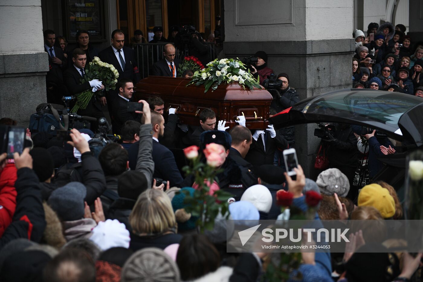 Opera singer Dmitri Hvorostovsky lies in repose