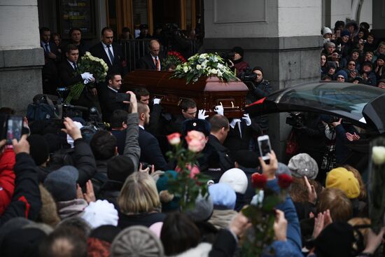 Opera singer Dmitri Hvorostovsky lies in repose