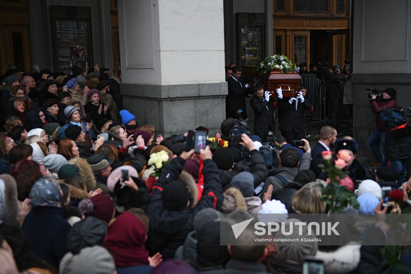 Opera singer Dmitri Hvorostovsky lies in repose