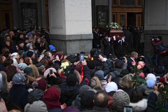 Opera singer Dmitri Hvorostovsky lies in repose