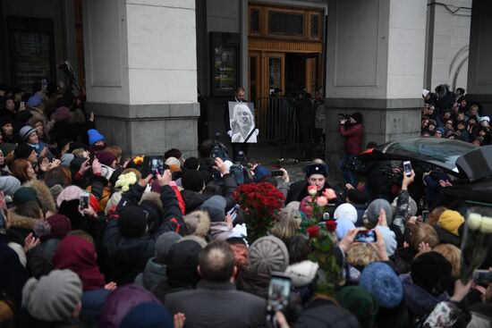 Opera singer Dmitri Hvorostovsky lies in repose