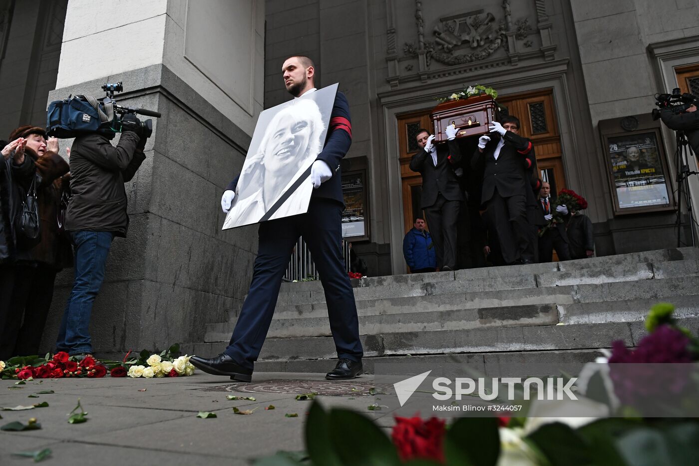 Opera singer Dmitri Hvorostovsky lies in repose