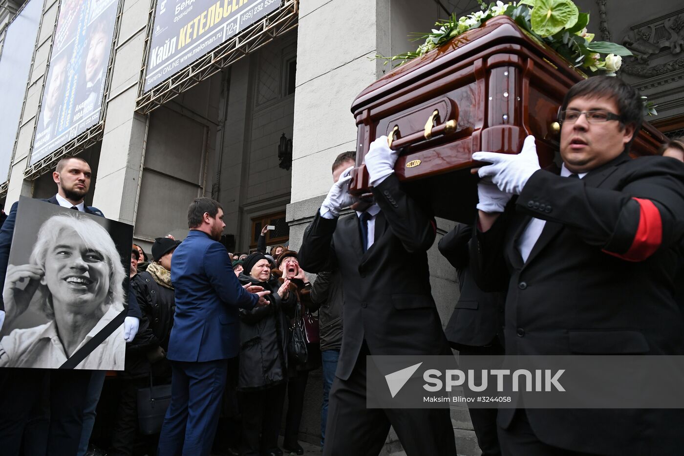 Opera singer Dmitri Hvorostovsky lies in repose